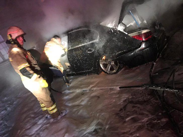 Uşak’ta park halindeki 2 otomobil yandı G1