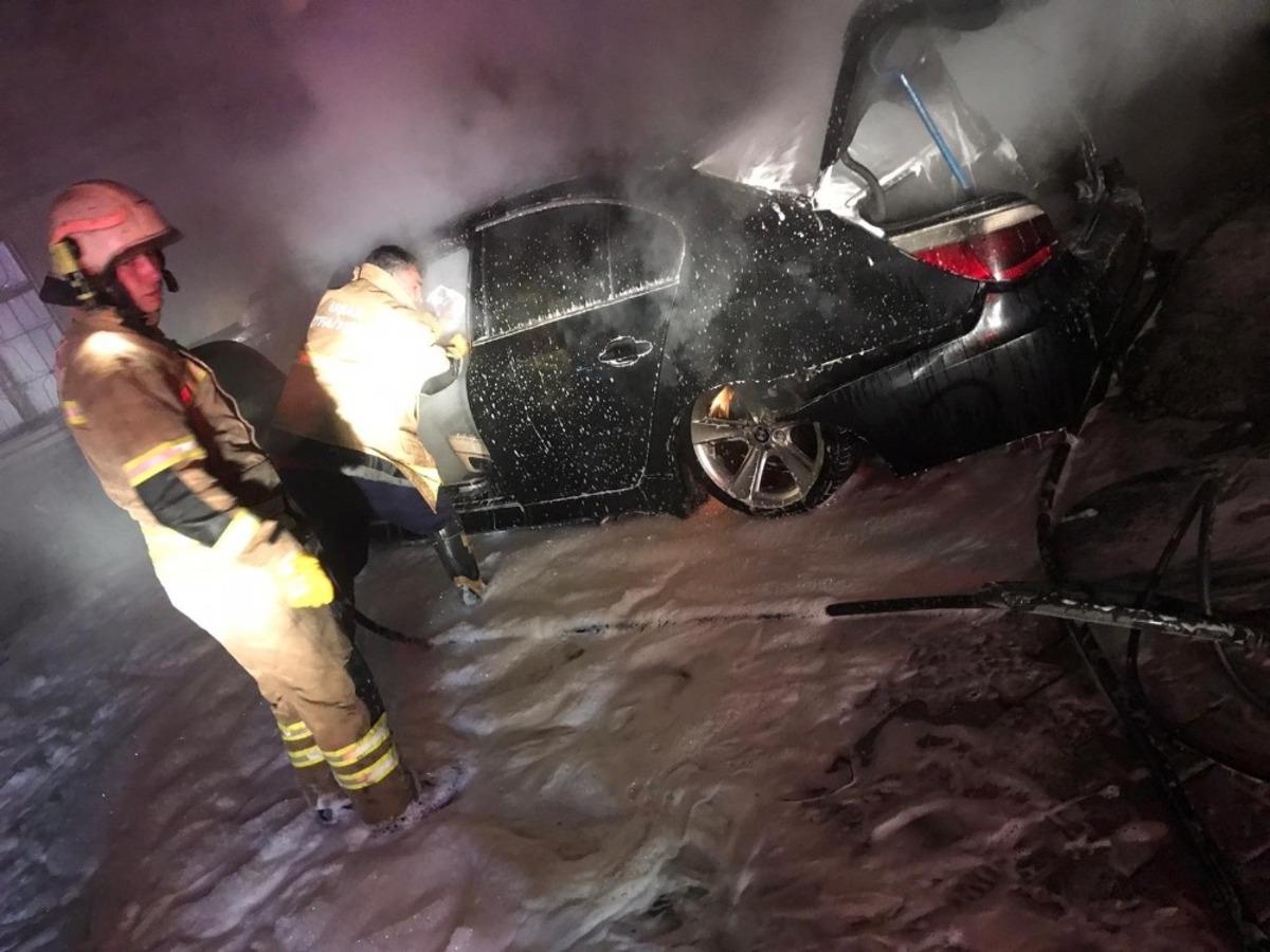 Uşak&rsquo;ta park halindeki 2 otomobil yandı