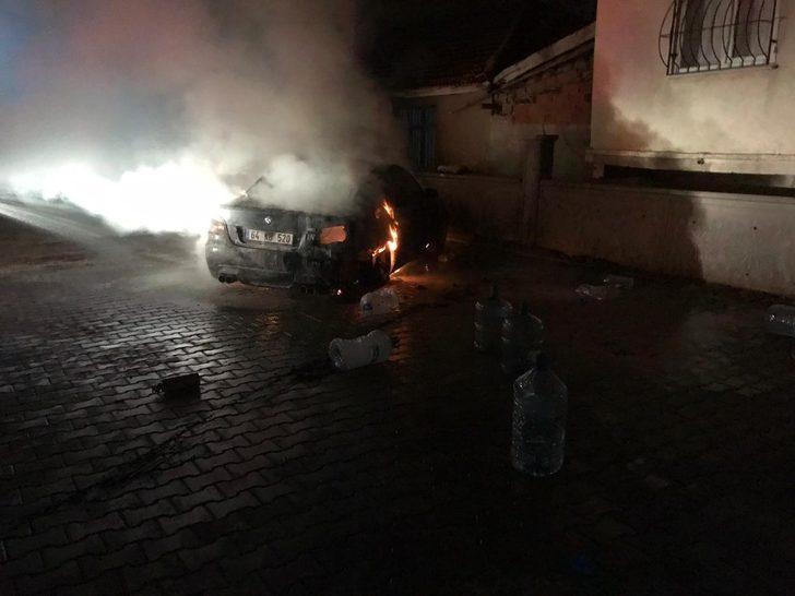 Uşak’ta park halindeki 2 otomobil yandı G2