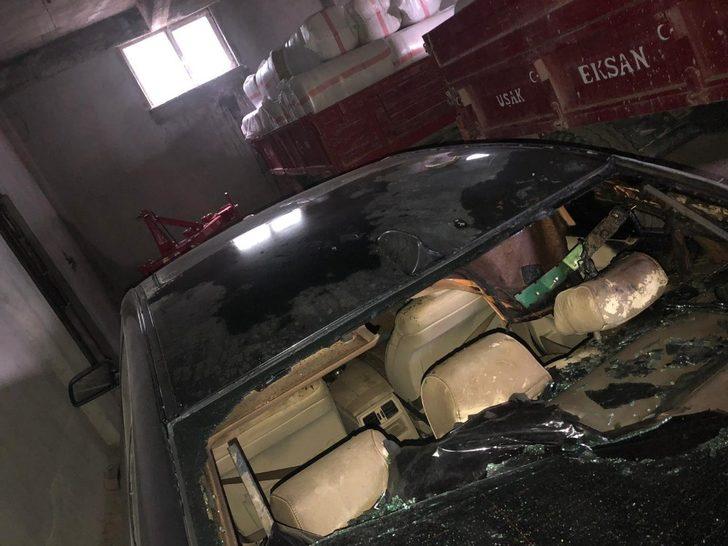 Uşak’ta park halindeki 2 otomobil yandı G3