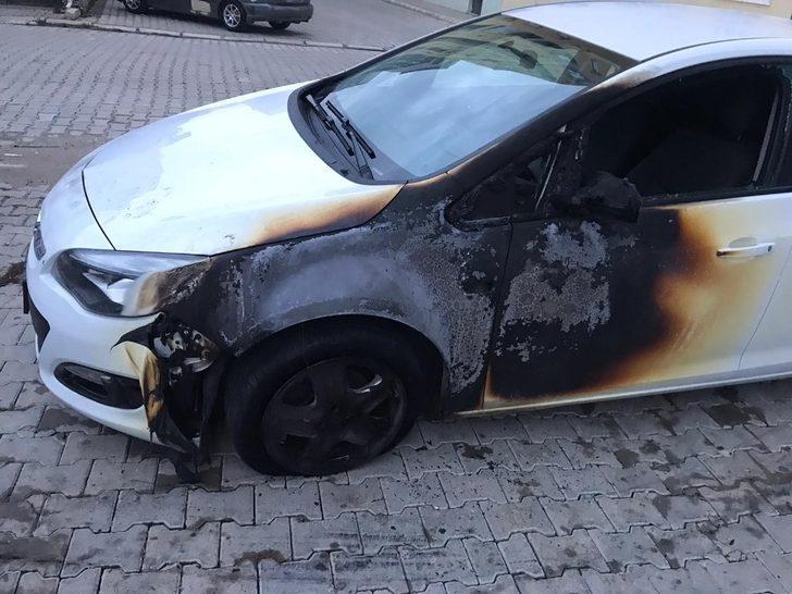 Uşak’ta park halindeki 2 otomobil yandı G4