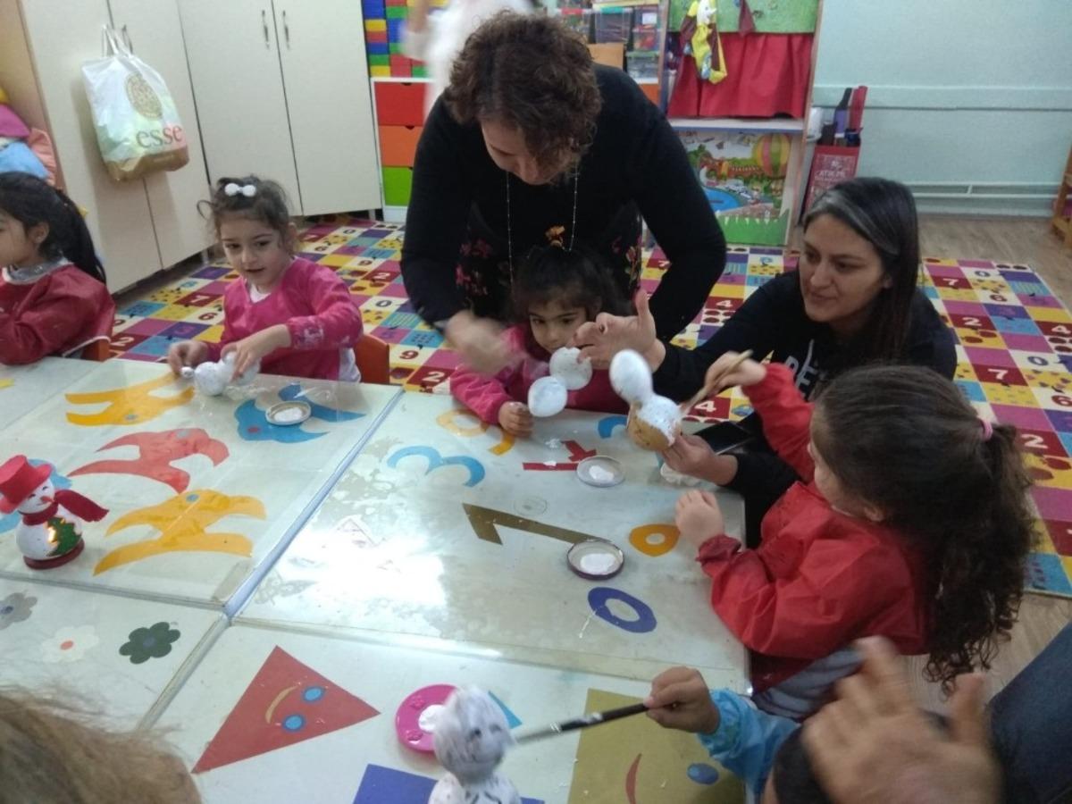 Ayvalık&rsquo;ta HEM Kursiyerleri yılbaşında minik &ouml;ğrencileri sevindirdi