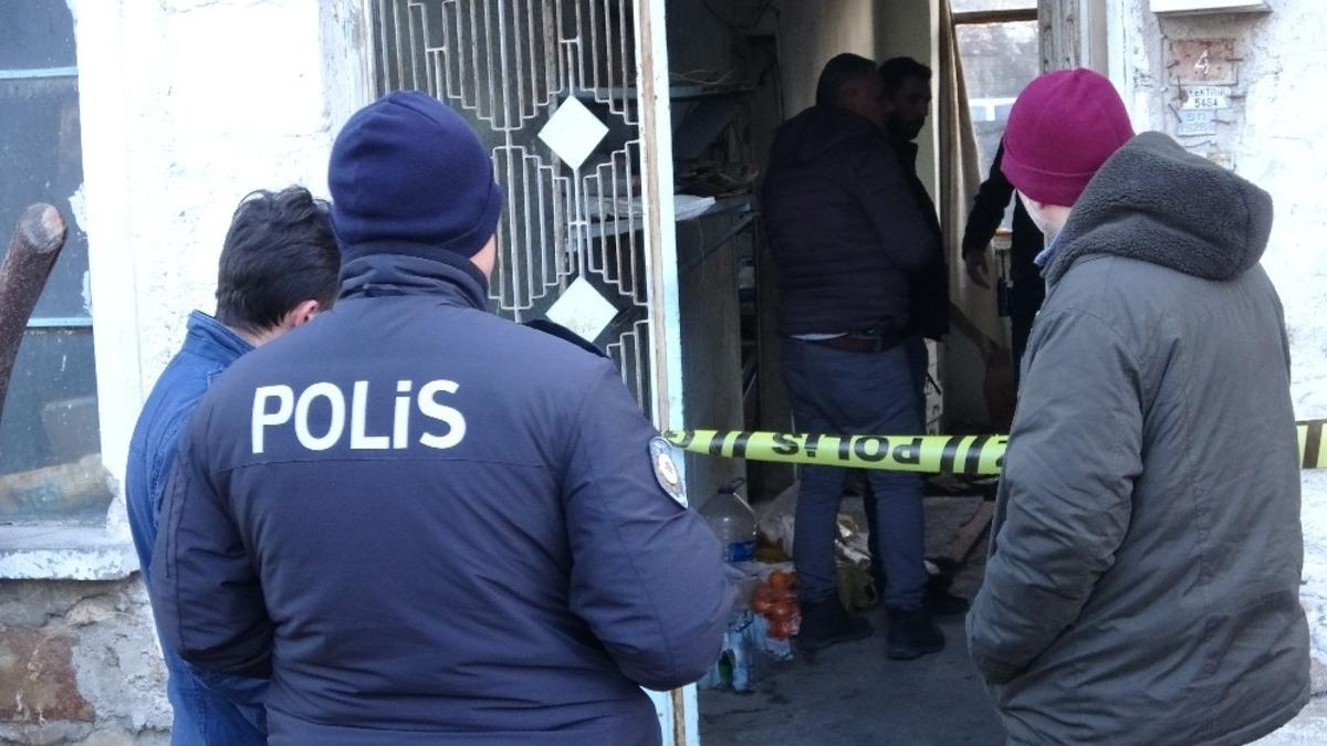 Yalnız yaşayan yaşlı adam evinde &ouml;l&uuml; olarak bulundu