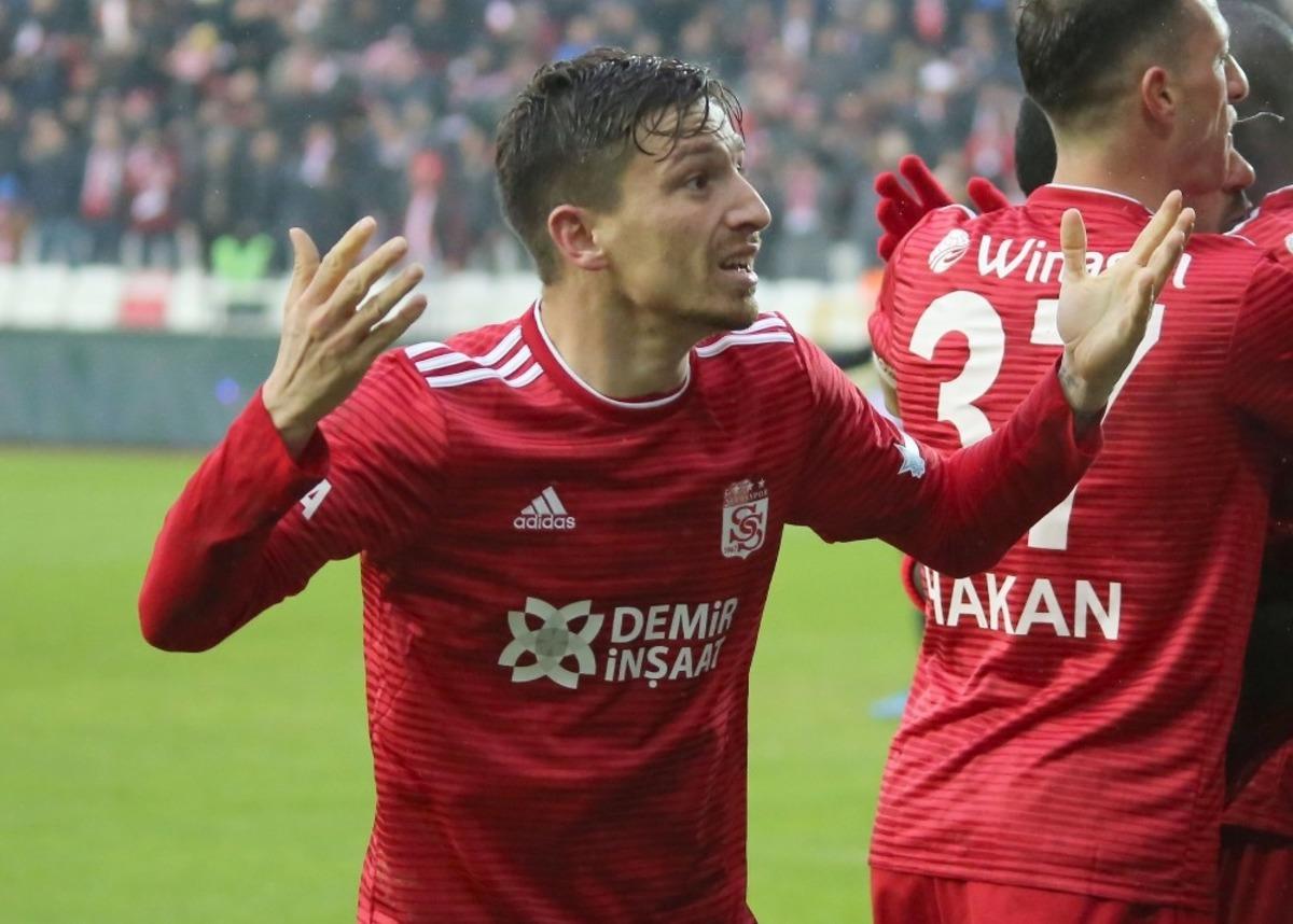 Mert Hakan Yandaş Fenerbah&ccedil;e ile anlaştı