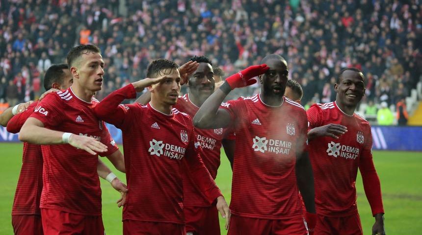 Sivasspor, S&uuml;per Lig'de ilk devreyi 3. kez lider tamamladı