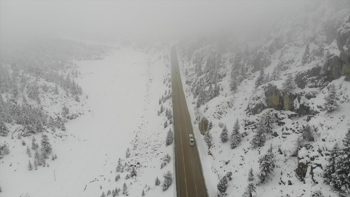 Antalya-Konya yolunda kar kalınlığı yarım metreye ulaştı