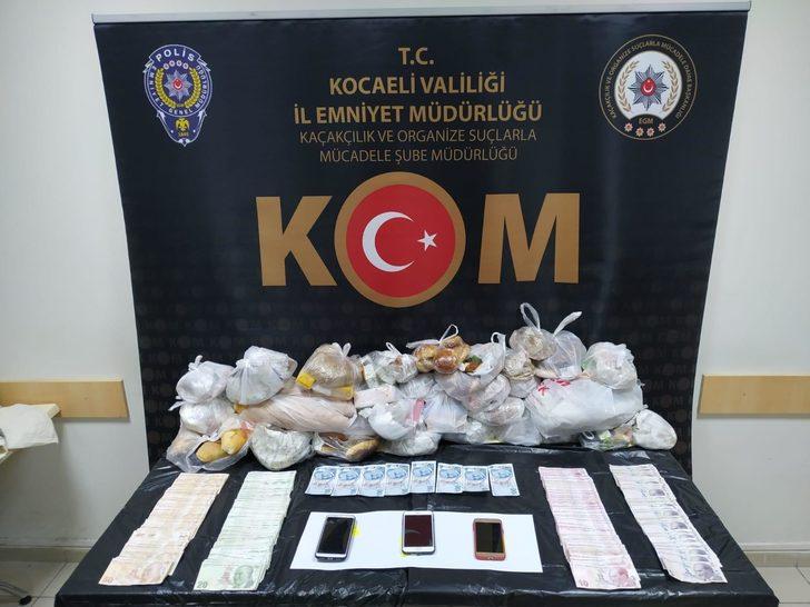 Ekmek alıp 100 lira sahte para veren dolandırıcılar yakalandı