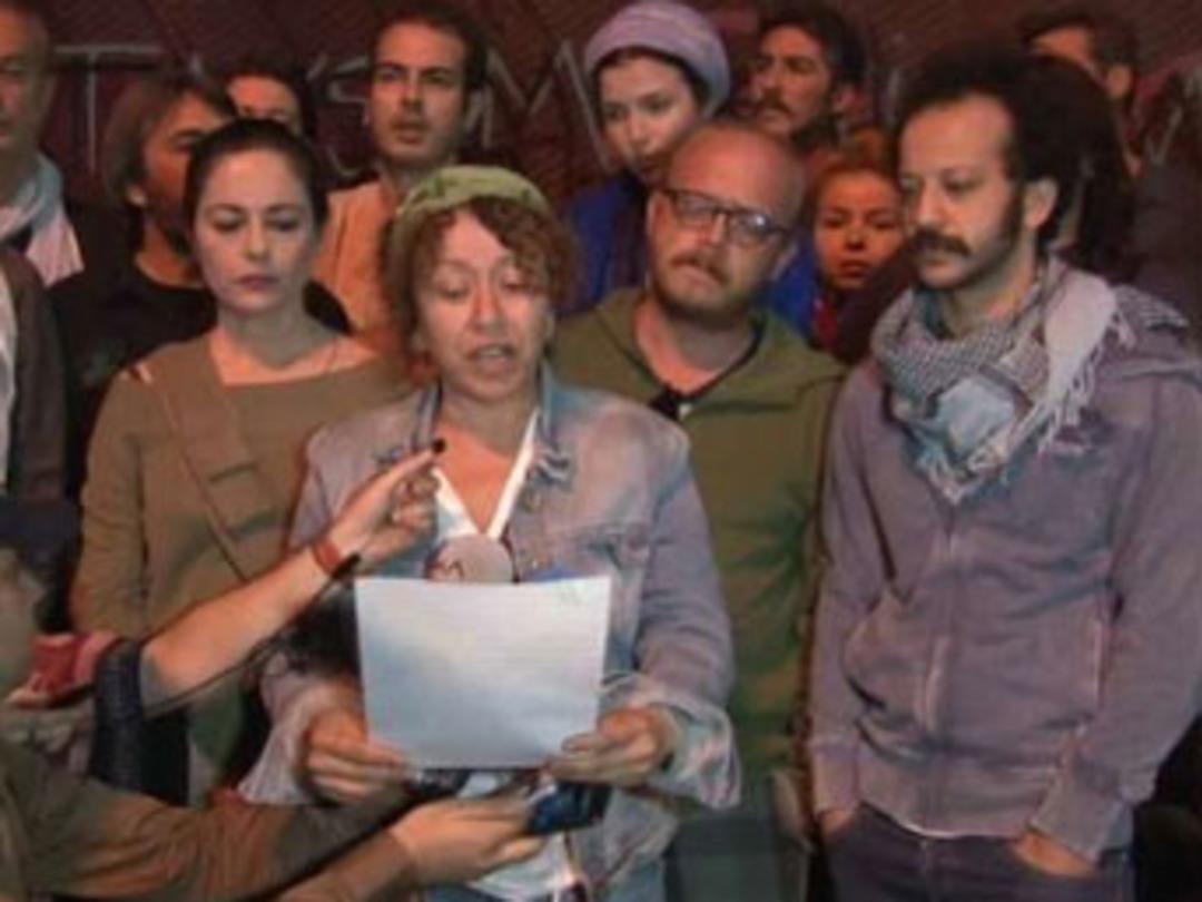 Sanat&ccedil;ılar sans&uuml;r&uuml; eleştirdi