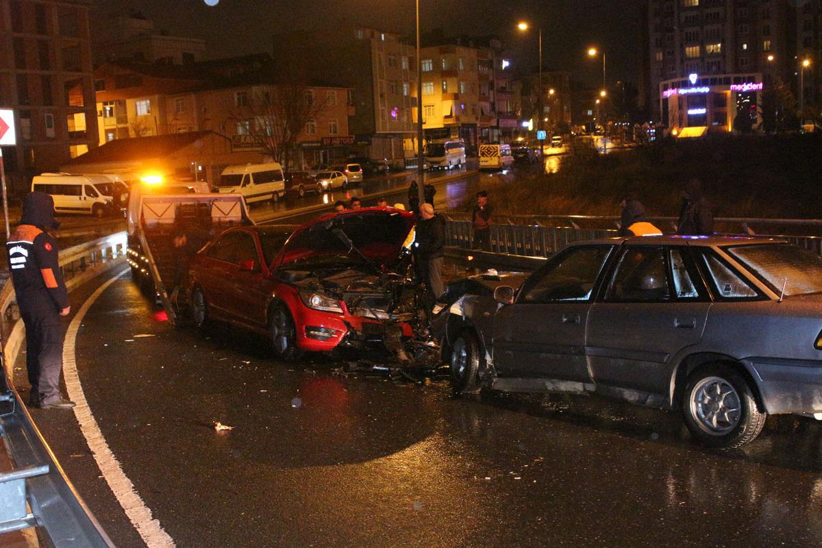 İstanbul'da feci kaza! Ters y&ouml;ne giren l&uuml;ks ara&ccedil; otoyolu savaş alanına &ccedil;evirdi!