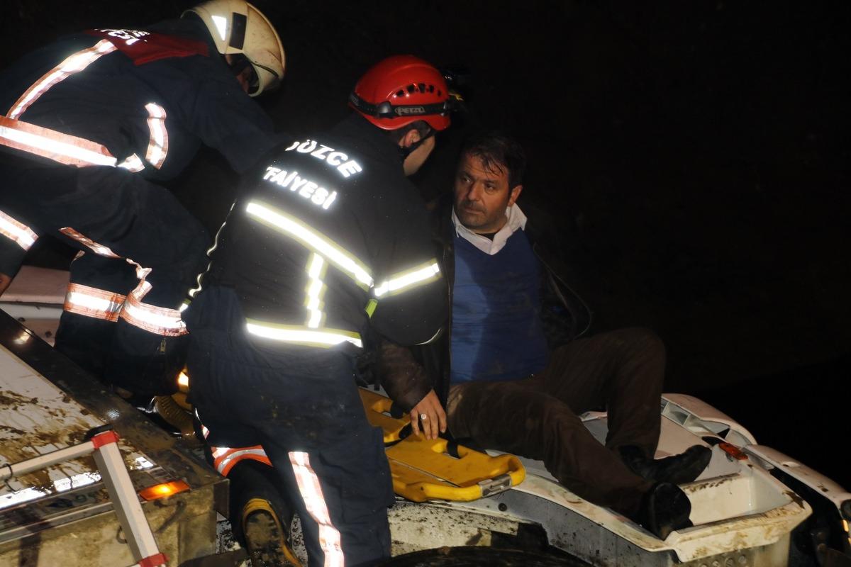 Kamyon şof&ouml;r&uuml; vin&ccedil;le kurtarıldı 'Ehliyetim gitti' diye feryat etti