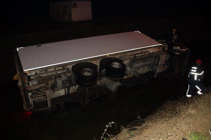 Kamyon şoförü vinçle kurtarıldı 'Ehliyetim gitti' diye feryat etti G3