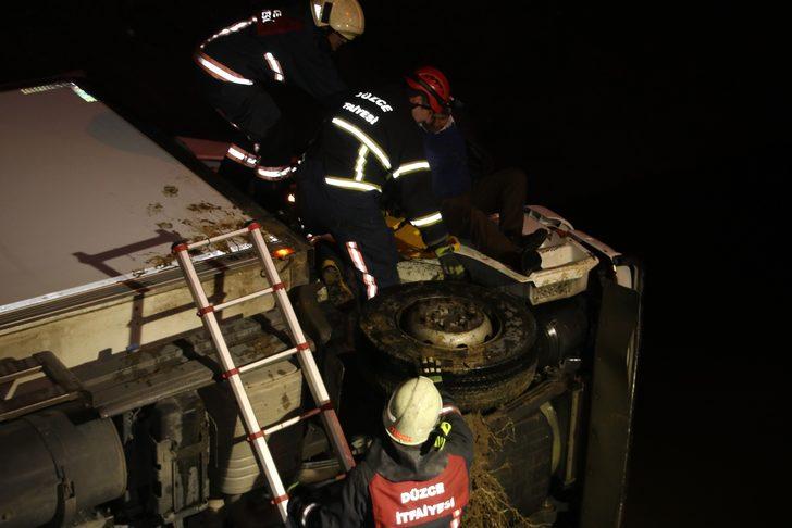 Kamyon şoförü vinçle kurtarıldı 'Ehliyetim gitti' diye feryat etti G4