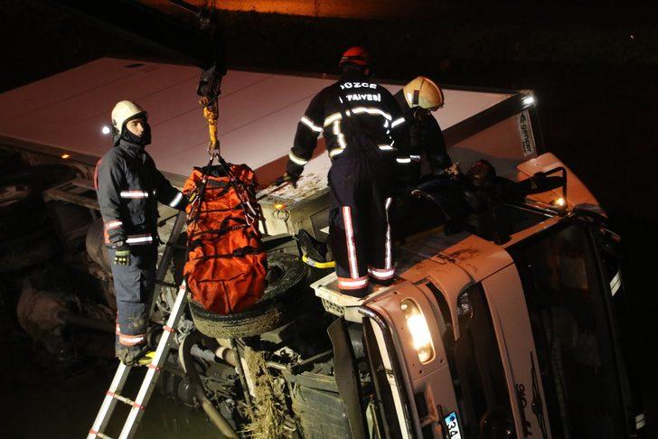 Kamyon şoförü vinçle kurtarıldı 'Ehliyetim gitti' diye feryat etti G5