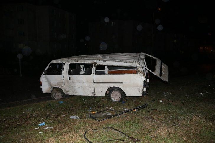 Kontrolden çıkan minibüs devrildi! Ölü ve yaralılar var G5