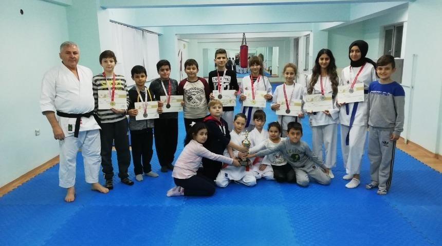 Karatecilerden madalya yağmuru