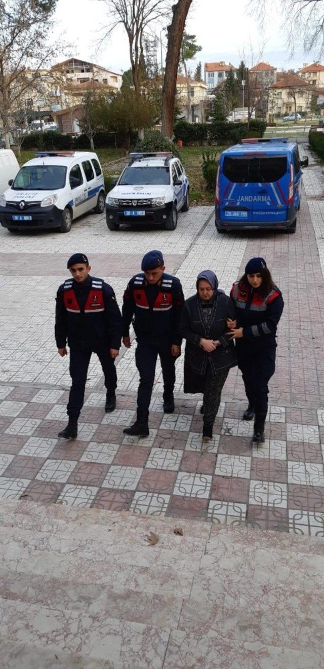 11 ayrı suçtan aranan kadını jandarma pazarda yakaladı