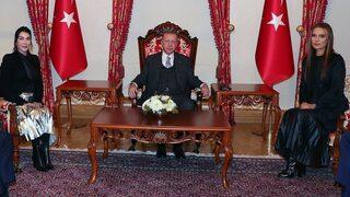 Cumhurbaşkanı Erdoğan'ı ziyaret eden Hande Yener ve Demet Akalın'a etek boyu eleştirisi! Akalın tepki gösterdi