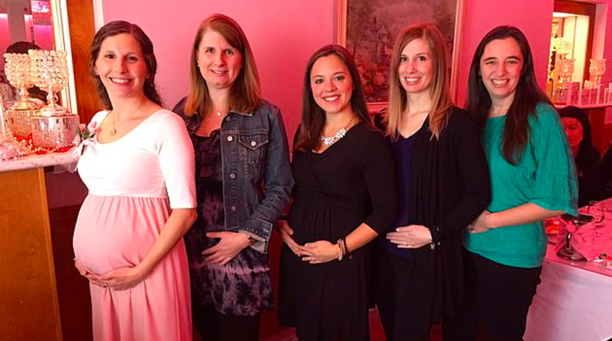 Yıllardır çocuk sahibi olmaya çalışan 5 arkadaş aynı yaz hamile kaldı