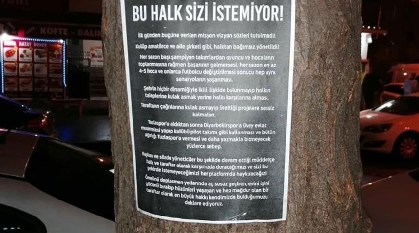 Y&ouml;netime afişli ve ilanlı tepki