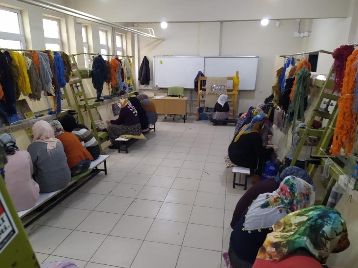 Tatvan&rsquo;da halı dokuma kursu a&ccedil;ıldı
