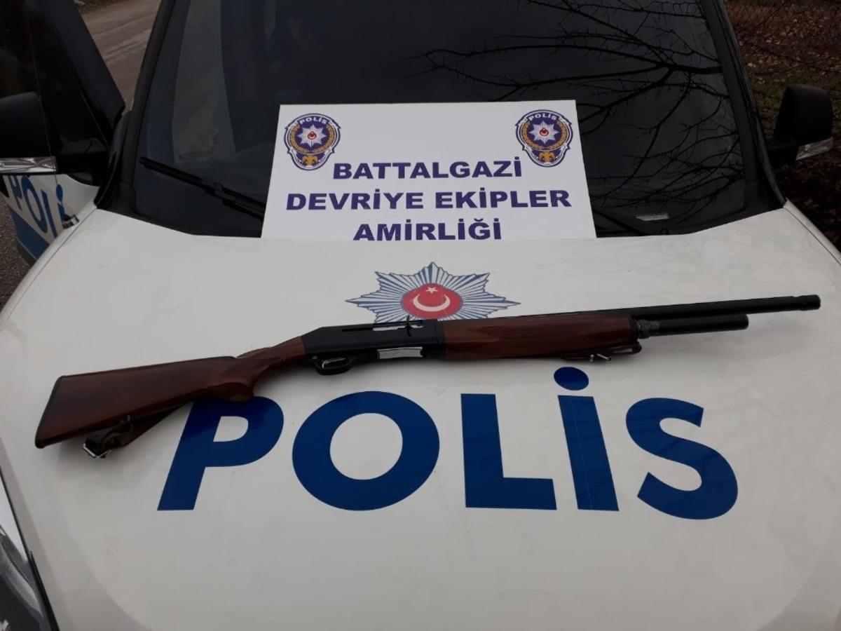 Malatya&rsquo;da ruhsatsız silah denetimi: 8 g&ouml;zaltı