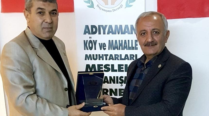 Muhtarlardan Başkan Şahan&rsquo;a plaket