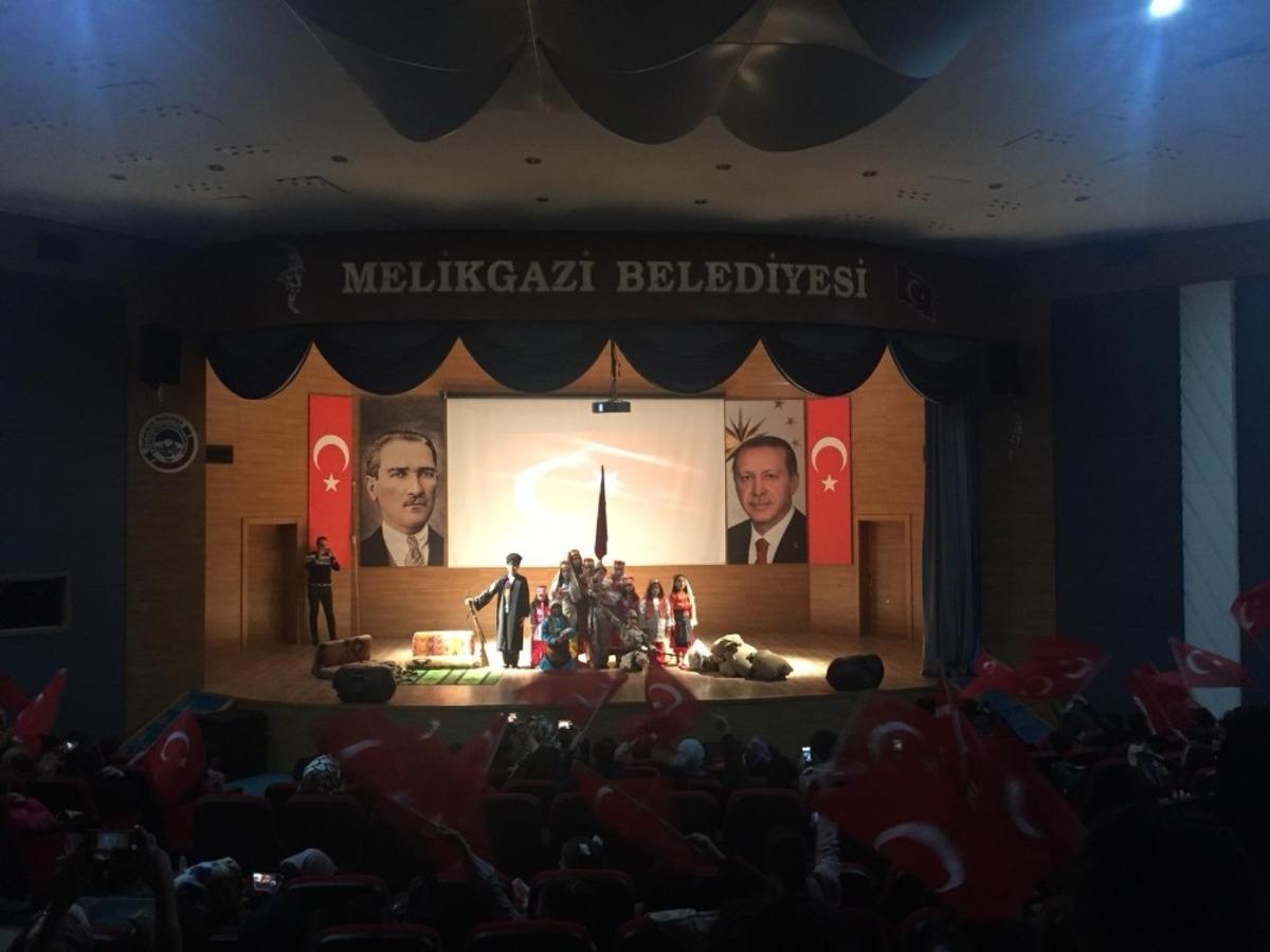 Melikgazi Belediyesi &Ccedil;ocuk Meclisi&rsquo;nden &rsquo;İstiklal Marşı&rsquo; konulu tiyatro g&ouml;sterisi