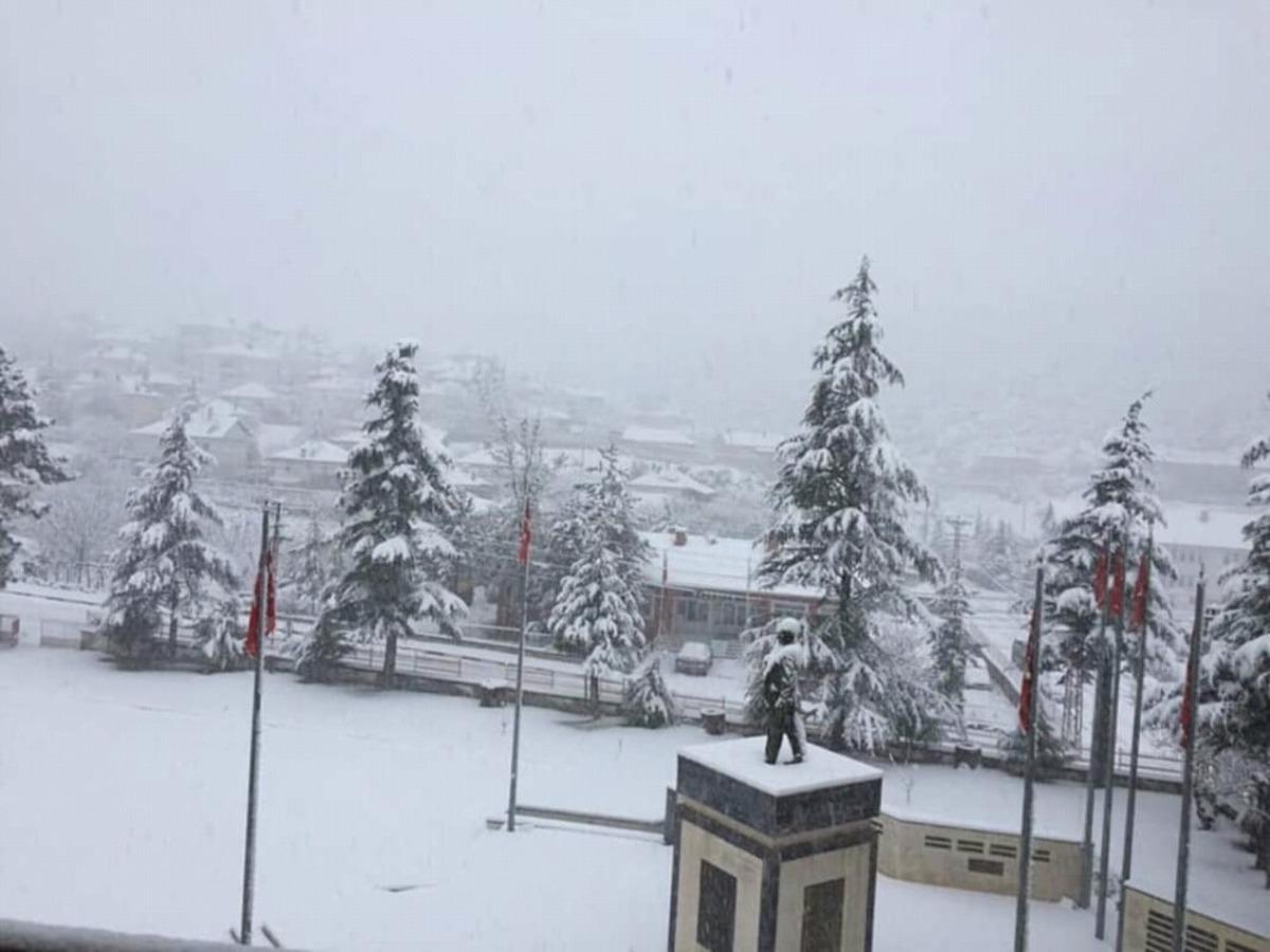 Isparta&rsquo;da yoğun kar yağışı nedeniyle 2 il&ccedil;eyi bağlayan yol kapandı