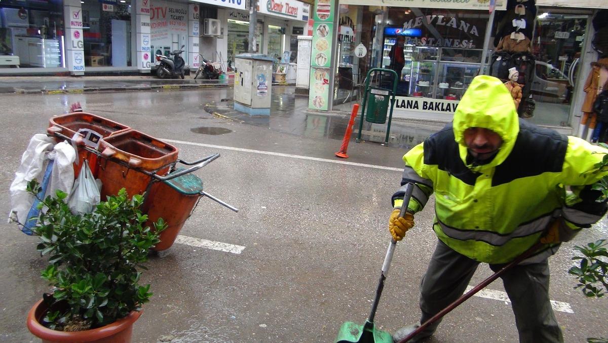 Jet temizlik iş&ccedil;isi hayrete d&uuml;ş&uuml;r&uuml;yor! T&uuml;m mahalleyi oynayarak temizliyor