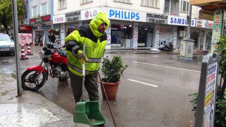 Jet temizlik işçisi hayrete düşürüyor! Tüm mahalleyi oynayarak temizliyor G2