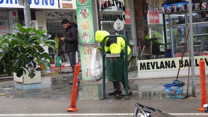 Jet temizlik işçisi hayrete düşürüyor! Tüm mahalleyi oynayarak temizliyor G3