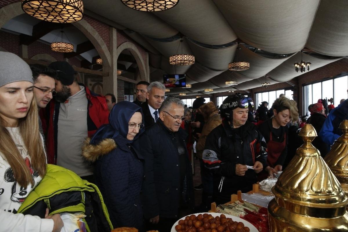 Başkan B&uuml;y&uuml;kkılı&ccedil;; Erciyes&rsquo;e &ccedil;ıktı, yerli ve yabancı misafirlerle g&ouml;r&uuml;şt&uuml;, esnafları ziyaret etti ve incelemelerde bulundu