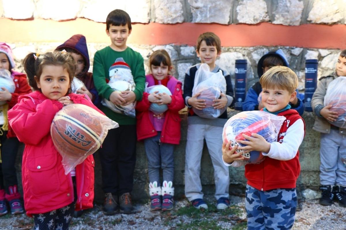 &Ouml;ğrencilere spor malzemesi yardımı