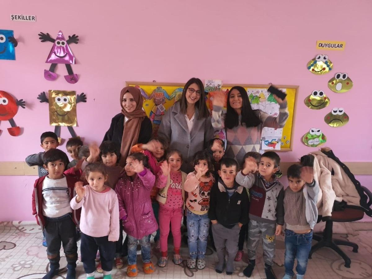 K&ouml;y okulu &ouml;ğrencilerine yardım