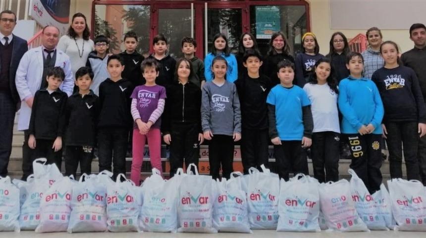 Ortaokul &ouml;ğrencilerinden y&ouml;r&uuml;k kardeşlerine yardım