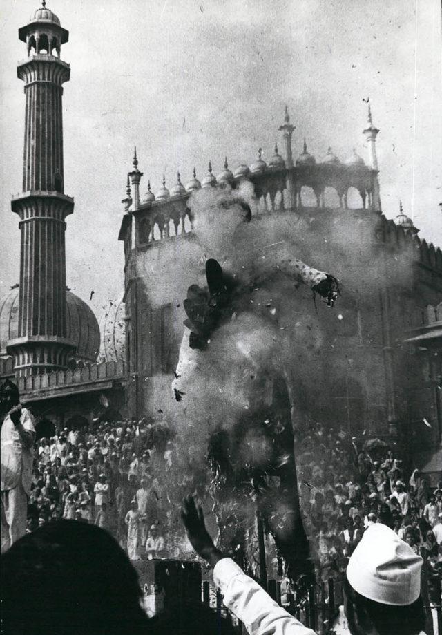 Kuşatma dünyanın başka yerlerindeki Müslümanların protestolarıyla tetiklendi