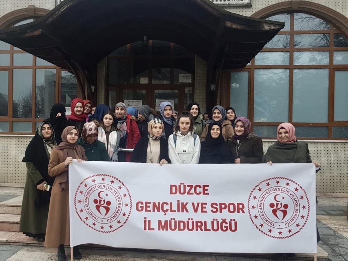 Gen&ccedil;ler sabah namazında buluşmaya devam ediyor