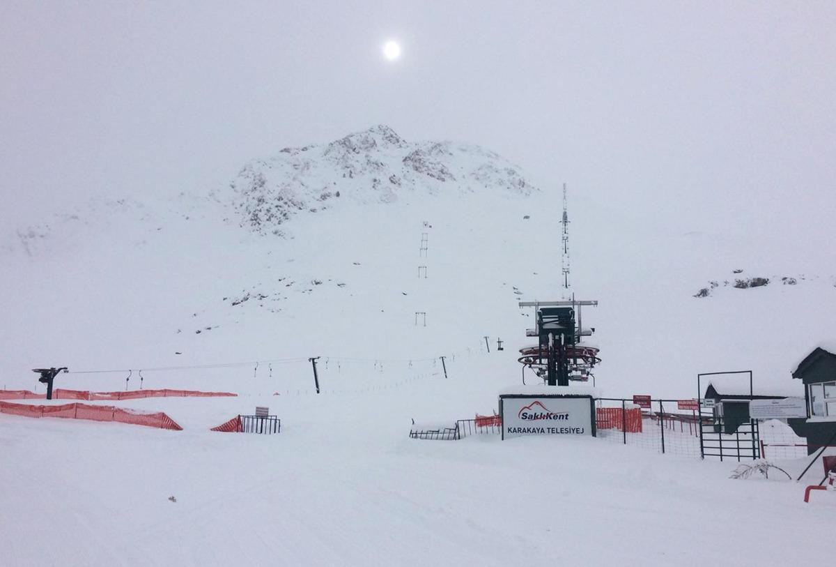 Antalya'nın y&uuml;ksek il&ccedil;elerinde kar yağışı 