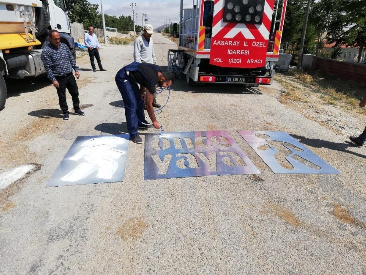 K&ouml;y yollarındaki trafik işaret ve levhaları yenilendi.