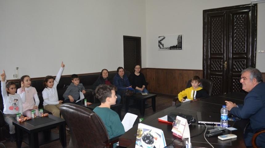 &Ouml;ğrencilerden &ldquo;Yazarlarımızı ve Şairlerimizi Tanıyoruz&rdquo; temalı proje