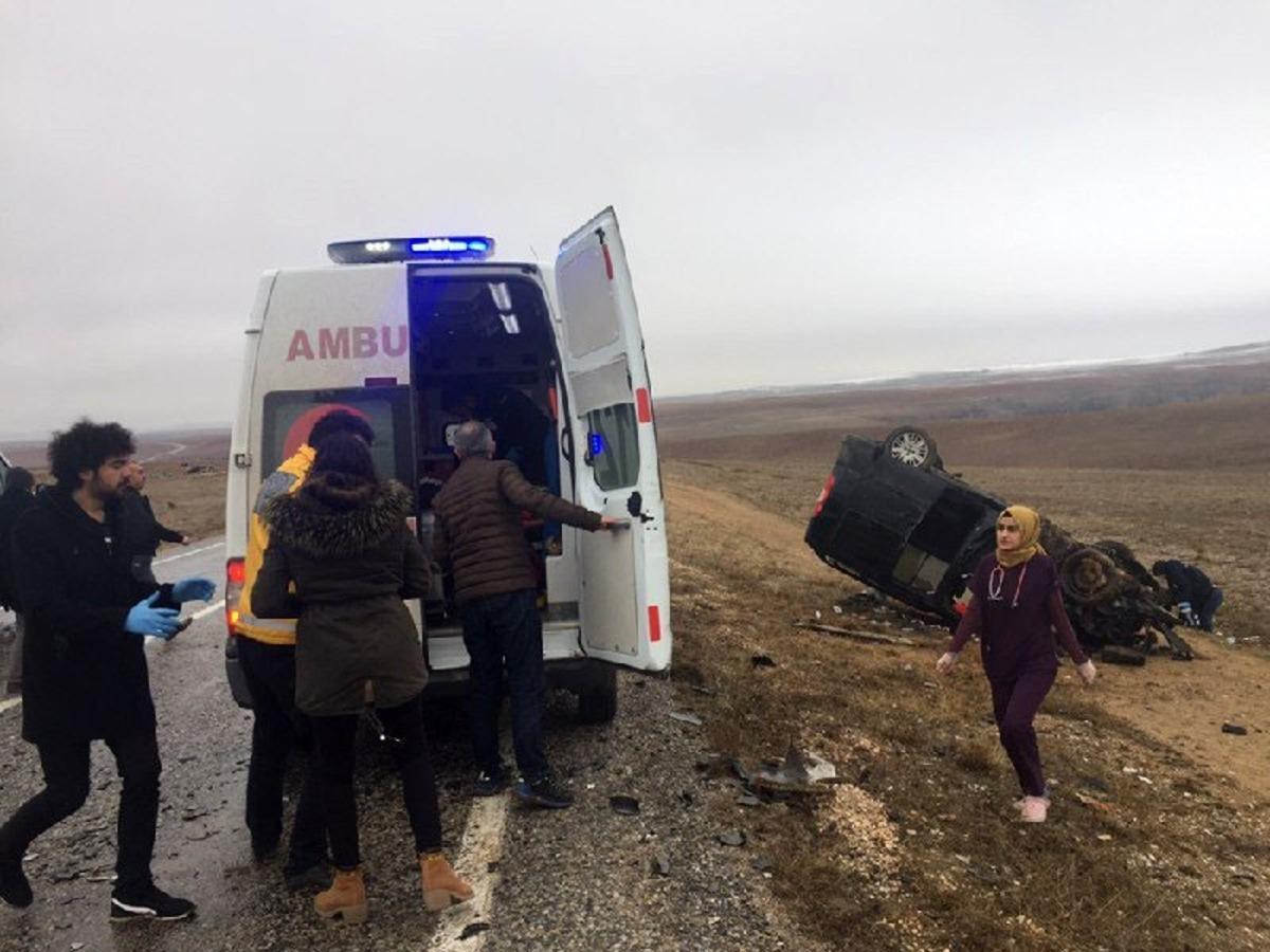 Otomobil ile hafif ticari ara&ccedil; kafa kafaya &ccedil;arpıştı: 4 yaralı
