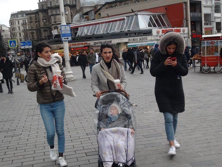 Taksim’deki şiddetli rüzgar! Vatandaşlar zor anlar yaşadı G2