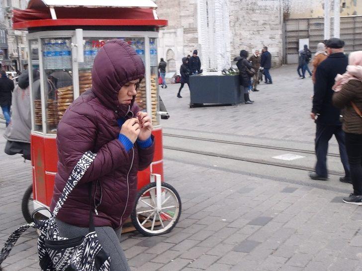 Taksim’deki şiddetli rüzgar! Vatandaşlar zor anlar yaşadı G3