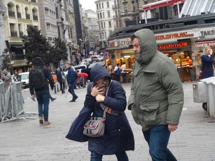 Taksim’deki şiddetli rüzgar! Vatandaşlar zor anlar yaşadı G4