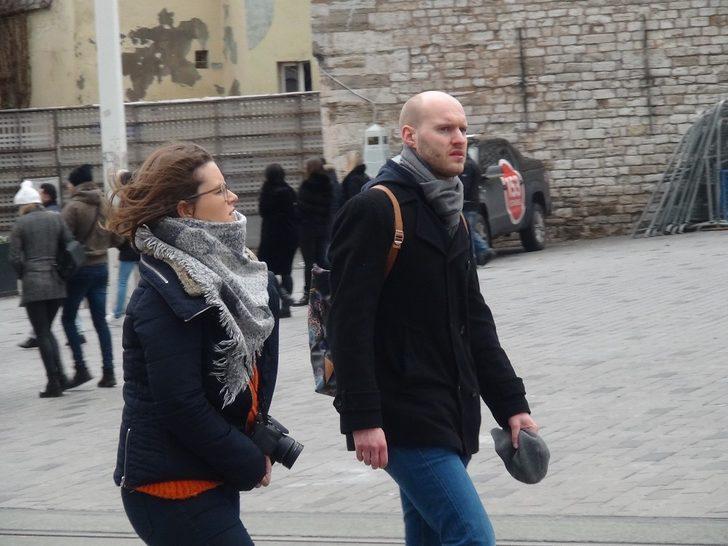 Taksim’deki şiddetli rüzgar! Vatandaşlar zor anlar yaşadı G5