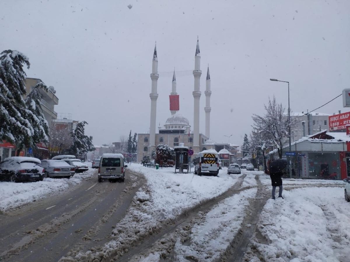 Antalya'da kar yağışı! Korkuteli il&ccedil;esinde kar kalınlığı 25 santime ulaştı