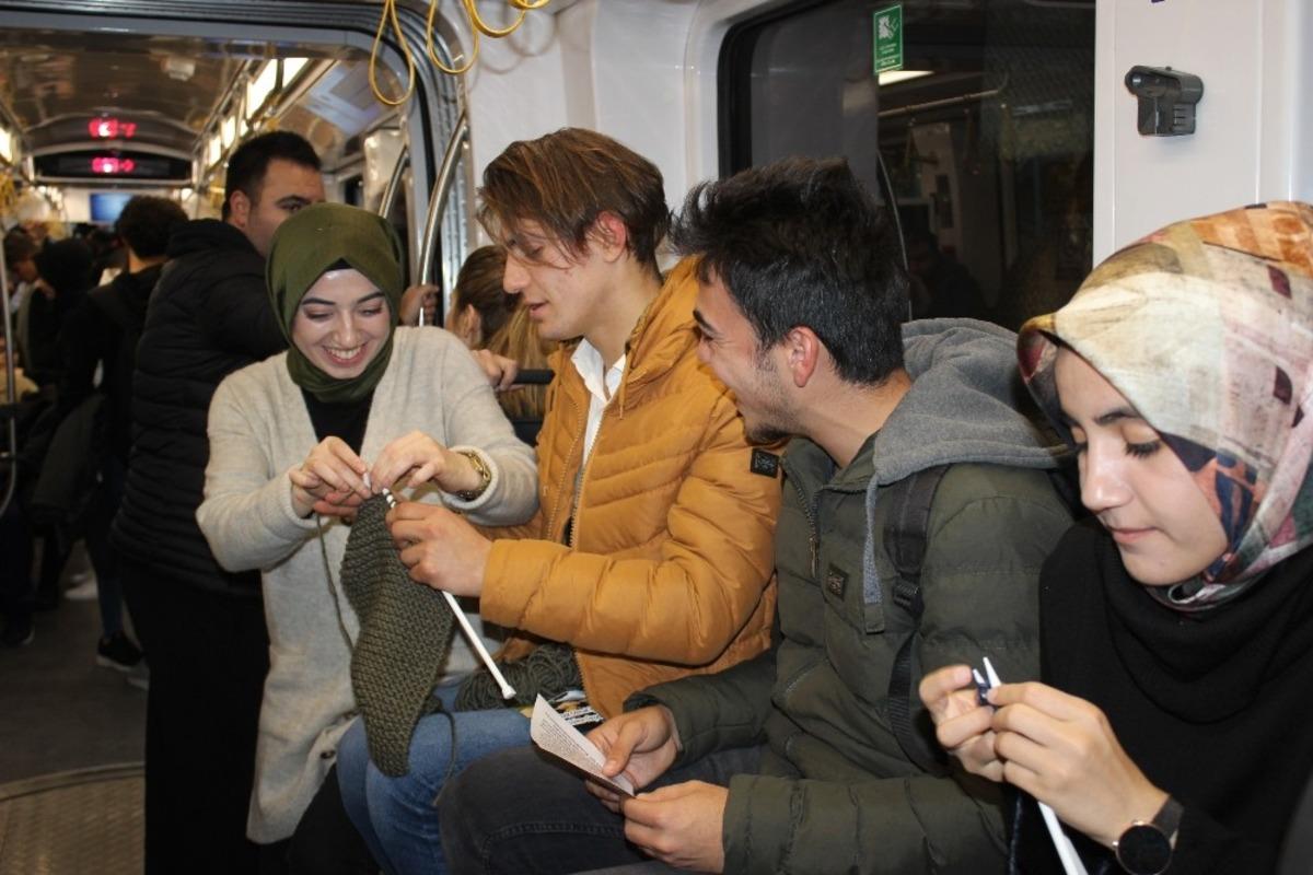 Farkındalık i&ccedil;in tramvayda atkı, bere, eldiven &ouml;rd&uuml;ler