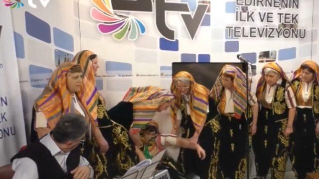 Canlı yayında önce bayıldı, sonra türkü söyledi