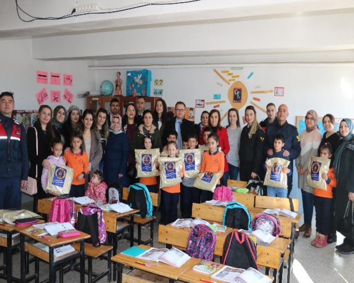 Asker eşlerinden &ouml;rnek davranış