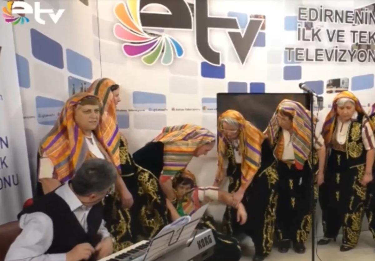 Canlı yayında korkutan anlar! &Ouml;nce bayıldı, sonra t&uuml;rk&uuml; s&ouml;yledi